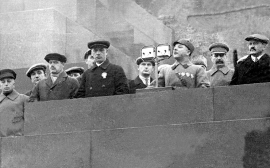 5-ųjų revoliucijos metinių minėjimas Maskvoje. Kalba Klementas Vorošilovas, už jo stovi Josifas Stalinas ir Viačeslavas Molotovas.
