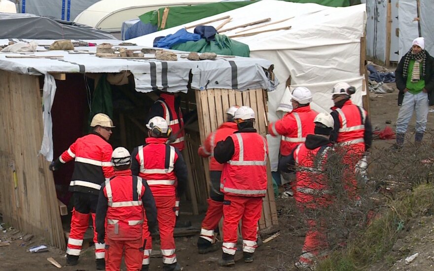 Iš Kalė „Džiunglių“ pirmąją operacijos dieną evakuota per 2 tūkst. migrantų