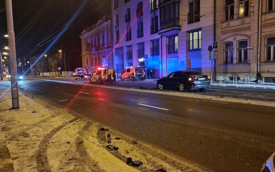 Girtas vairuotojas sukėlė avariją Vilniuje: pranešama apie tris sužalotus žmones