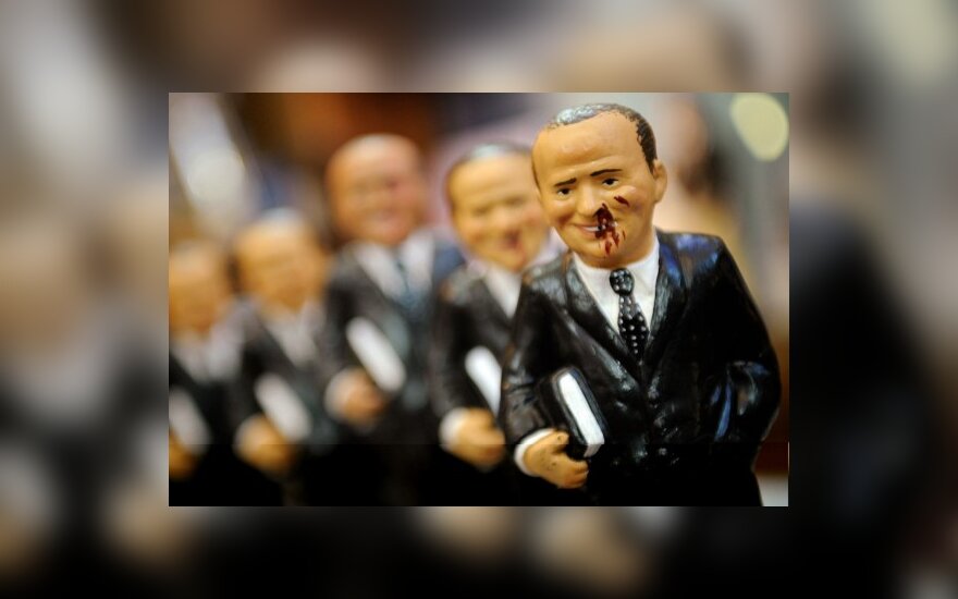 Sumuštą S. Berlusconi vaizduojanti lėlė. 
