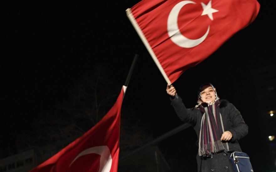 Nyderlandai išsiuntė iš šalies „neatsakingą“ Turkijos ministrę