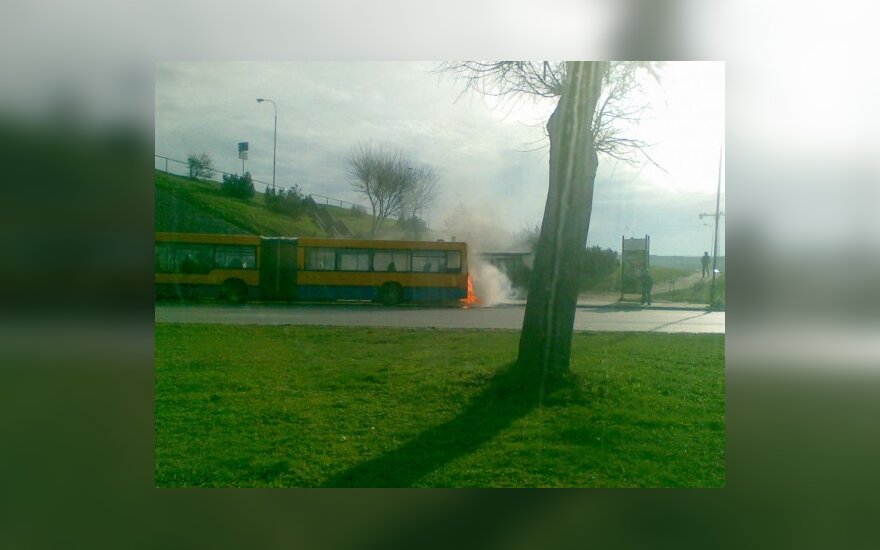 Vilniuje rytinio piko metu užsidegė autobusas