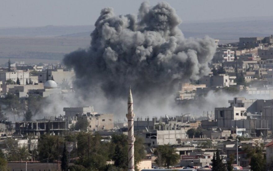 Irake ir Sirijoje įvykdyta 10 antskrydžių prieš IS pozicijas