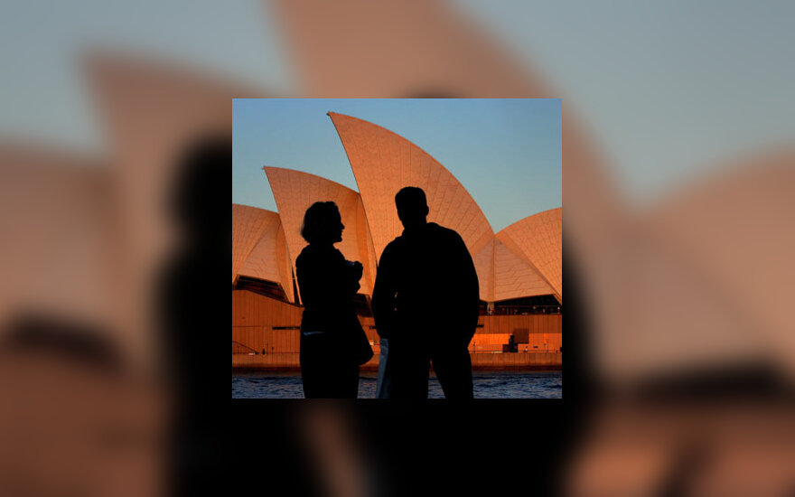 Britų turistai vaikšto šalia vieno iš labiausiai lankomų turizmo objektų Australijoje, Sidnėjaus operos teatro