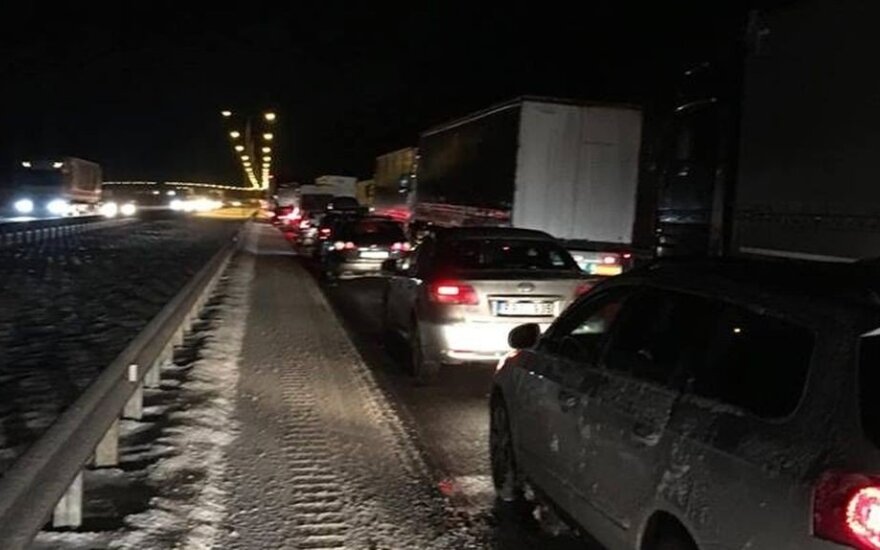 Policija praneša, kad ties Kaunu uždaromas kelias „Via Baltica“