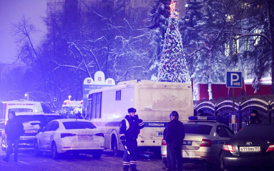Kaukę užsidėti atsisakęs vyras Maskvoje nušovė du žmones, dar 4 sužeidė