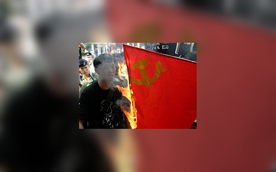 Honkonge sudeginta Kinijos komunistų partijos vėliava