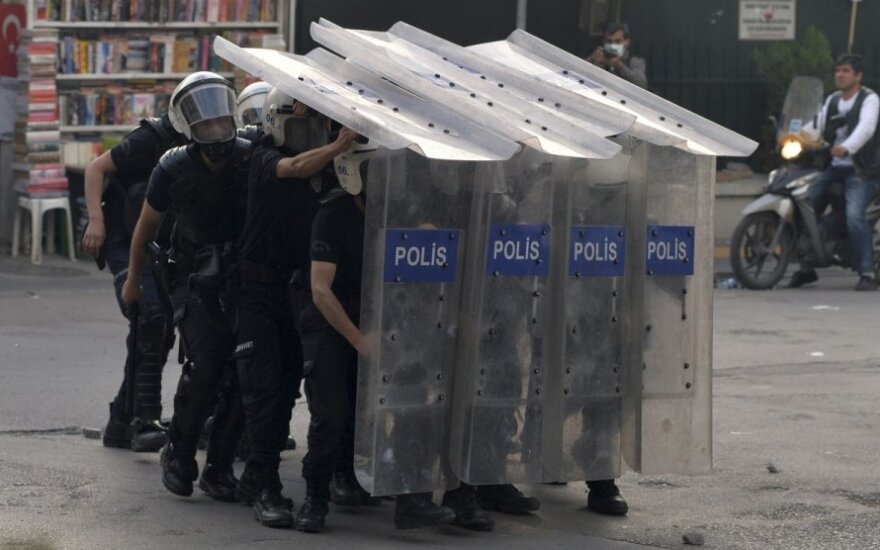 Turkijos policija angliakasių mieste susirėmė su protestuotojais