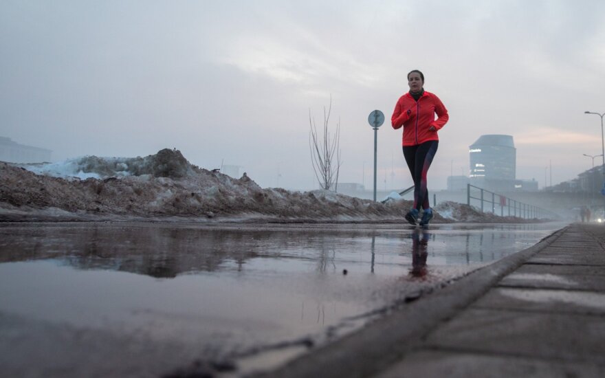 Ekspertai pasakoja, kaip pasiruošti bėgiojimui žiemą: kelios esminės klaidos gali pridaryti didelės žalos
