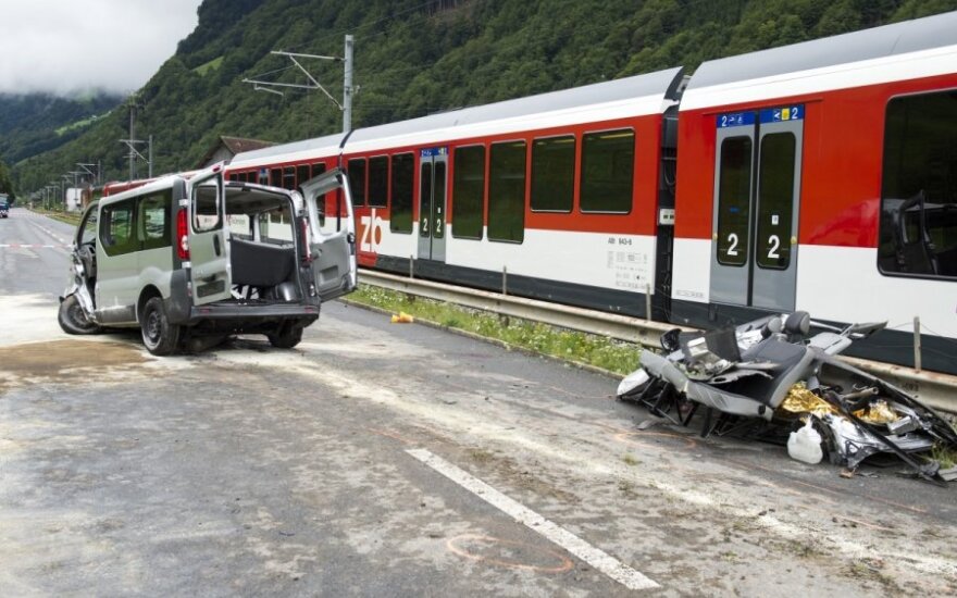 Šveicarijoje traukinys susidūrė su mikroautobusu