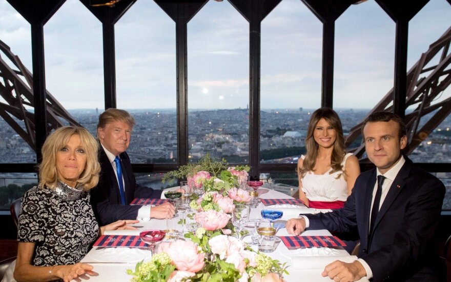 JAV ir Prancūzijos pirmosios poros vakarieniavo Eiffelio bokšto restorane