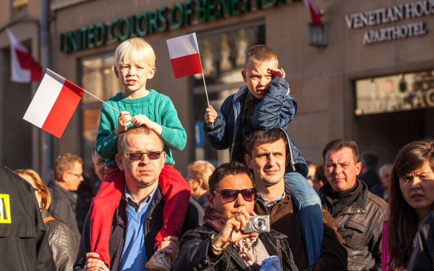 Lenkija rengiasi atleisti jaunus darbuotojus nuo pajamų mokesčio