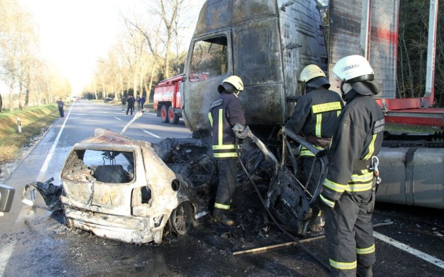 Miškavežio ir „VW Polo“ kaktomuša: mašinos užsidegė, liepsnose žuvo mama su vaiku