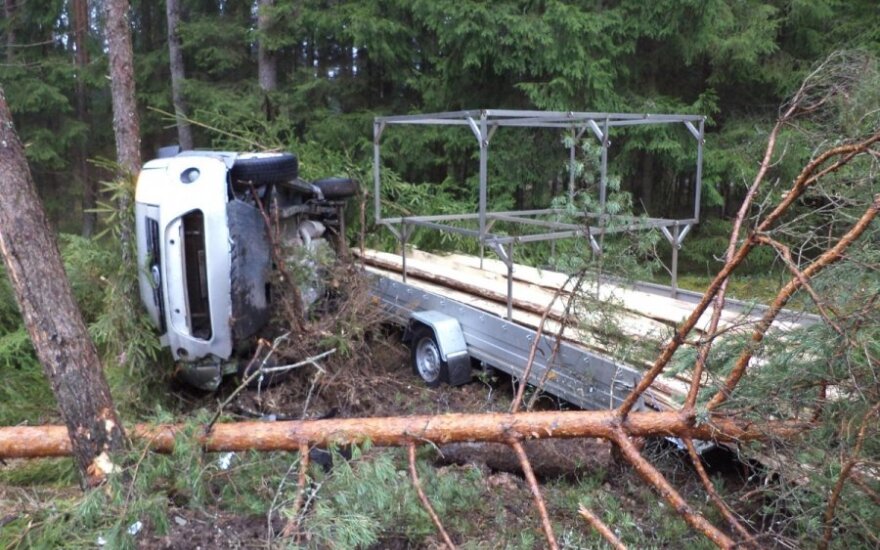 Nuo kelio nulėkęs „Ford Tourneo“ įstrigo tarp medžių