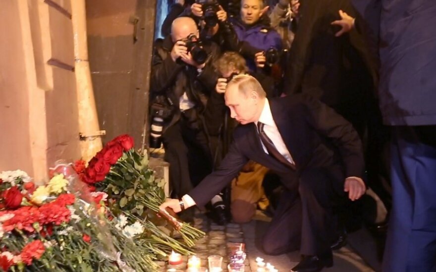 Žmonės gedi teroro akto Sankt Peterburge aukų