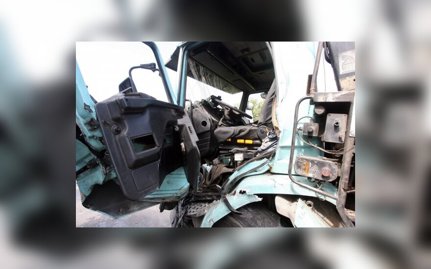 Vilniuje ugniagesiai gelbėjo sunkvežimyje prispaustą vairuotoją