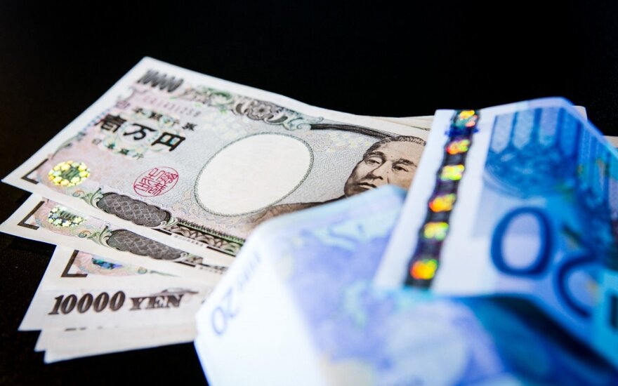 „Biržos laikmatis“: po Japonijos centrinio banko posėdžio krito jenos kursas