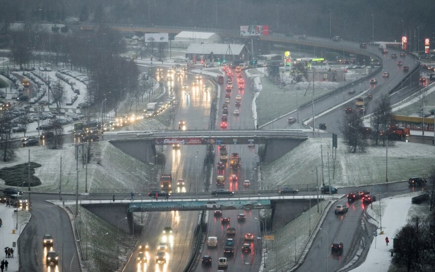 Tarnybos jau užverstos dešimtimis iškvietimų: nuo kelių slydo automobiliai, vairuotojai tiesiog įklimpo sniege