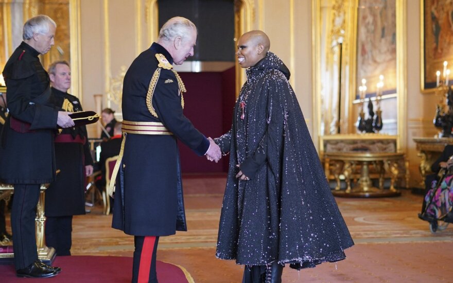 Karalius Karolis III britų rokerei Skin įteikia OBE ordiną 2023 m. vasario 7 d.