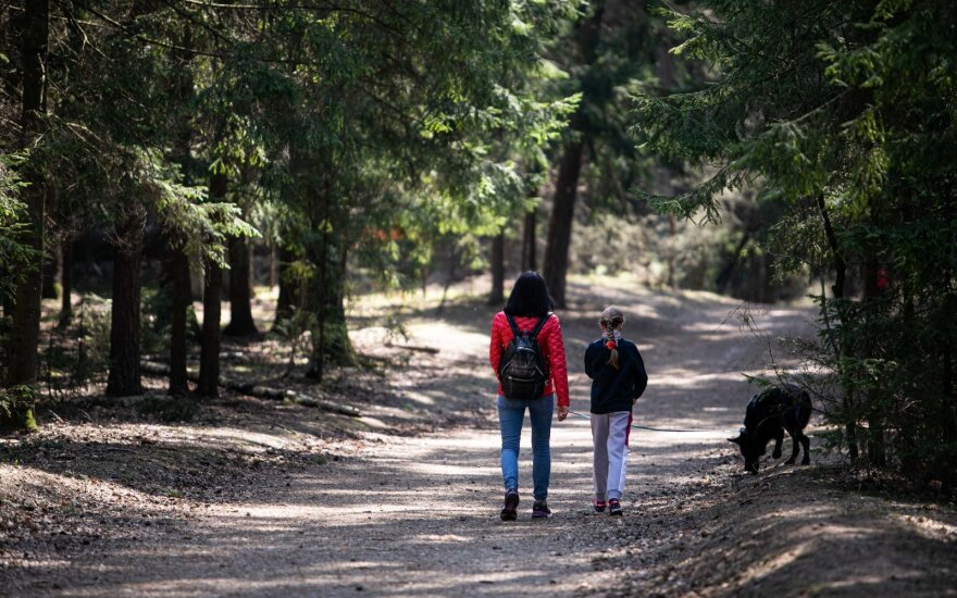 Naujausi koronaviruso maršrutai: didieji prekybos centrai, viešasis transportas, kavinės