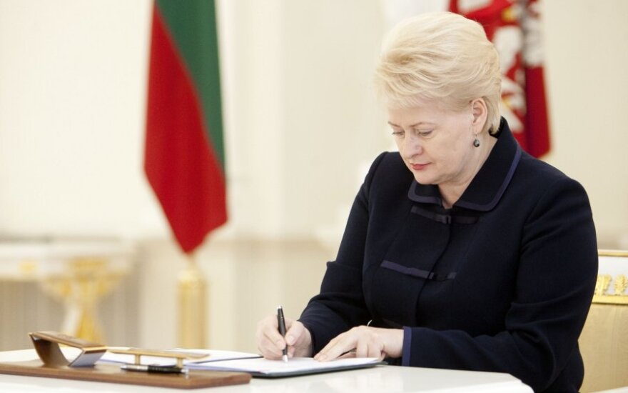 Dalia Grybauskaitė pasirašo dekretą