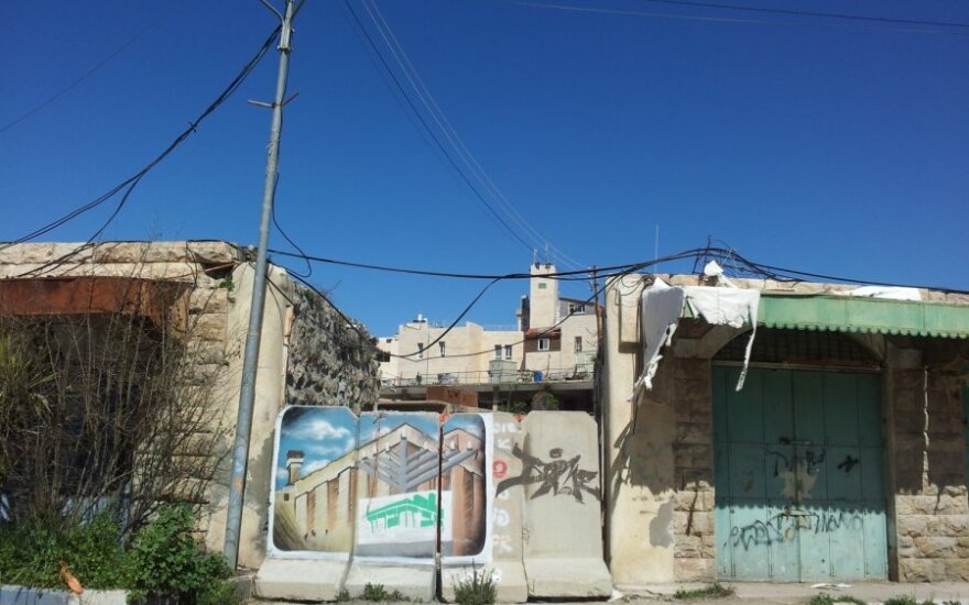 Užtvertas praėjimas žydų nausėdijos link Hebrone