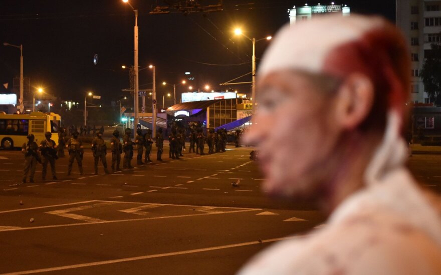 Tūkstančiai piliečių Baltarusijoje išėjo į Minsko ir kitų miestų gatves: antrą naktį vyko susirėmimai, kilo barikados
