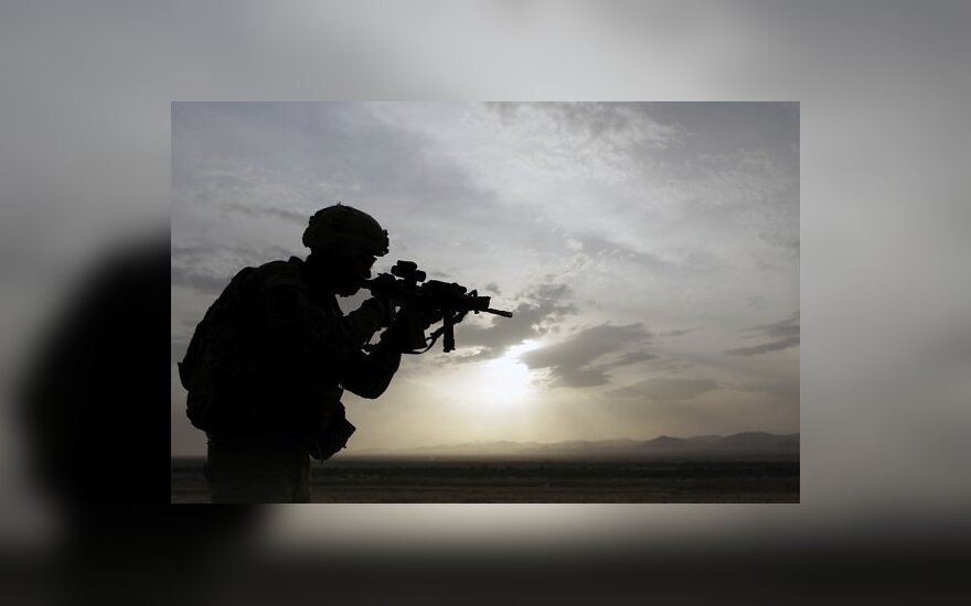 JAV karys netoli Kandaharo (Afganistanas) žvelgia pro savo taikiklio optiką
