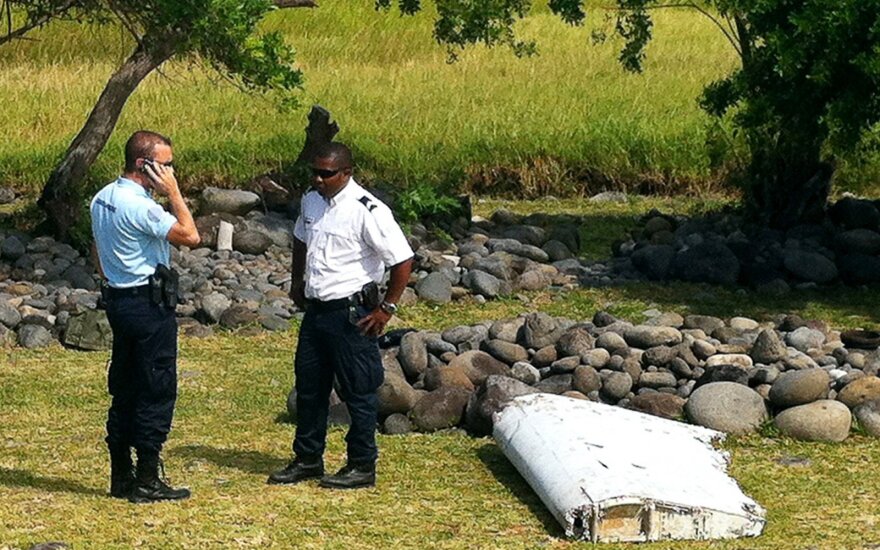 Dingusio MH370 lainerio ieškotojai tirs vandenyno dugne aptiktus objektus
