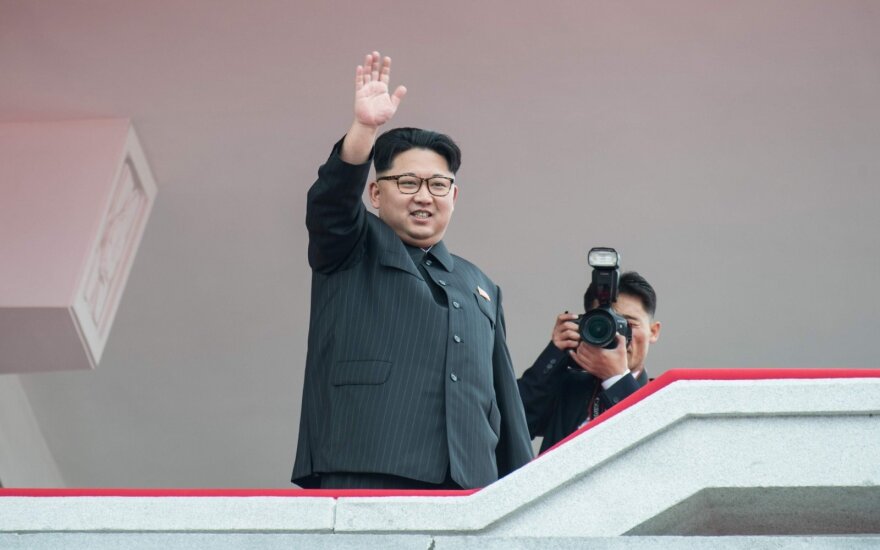 Šiaurės Korėjos lyderis įspūdingas sumas iššvaistė jį linksminusių merginų apatiniams ir korsetams