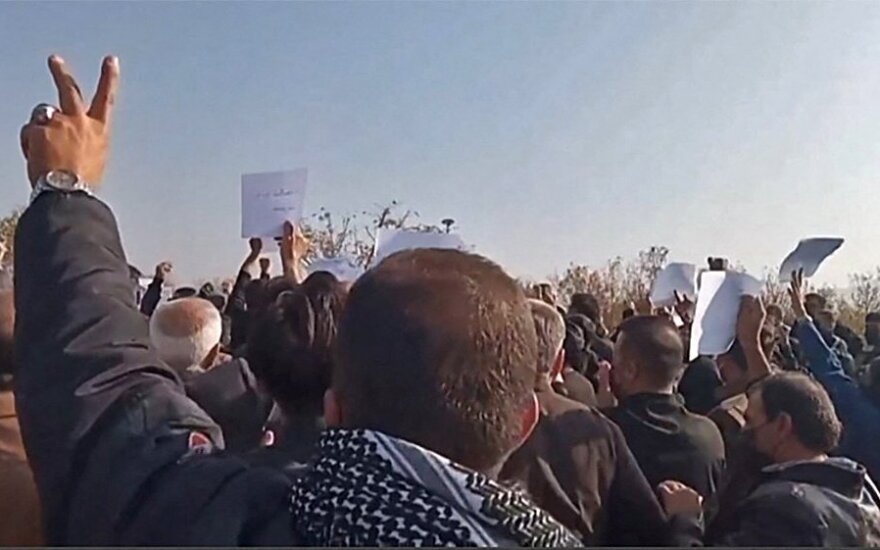 Nepaisant įsakymo atsitraukti, Irane vėl surengtos protesto akcijos