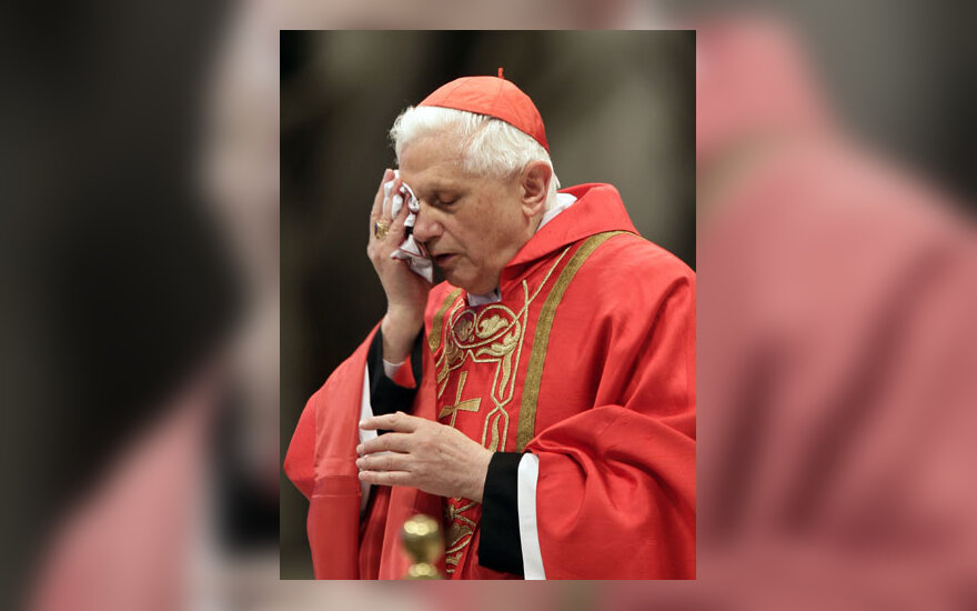 Vokiečių Kardinolas Josephas Ratzingeris šluostosi veidą po Mišių.