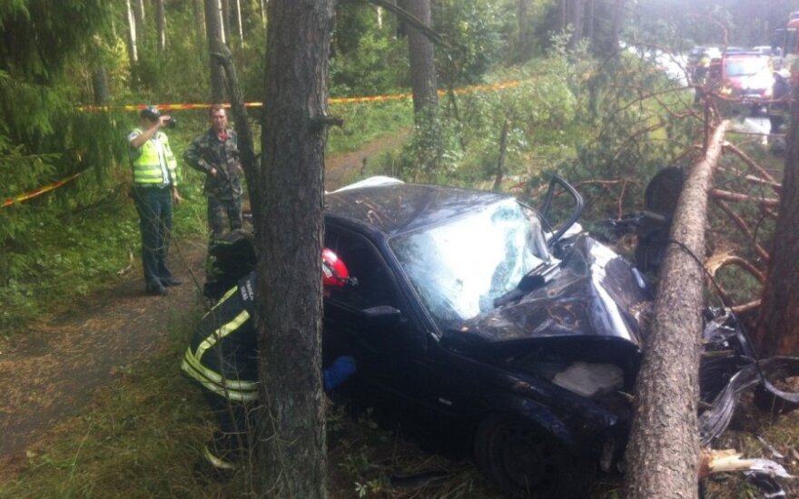 Nemenčinės pl. du BMW rėžėsi į medžius, vienas vairuotojas sunkiai sužalotas, kitas pabėgo