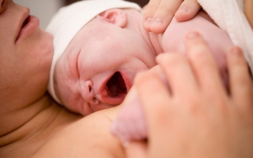 Lenkijoje girta moteris pagimdė neblaivų kūdikį