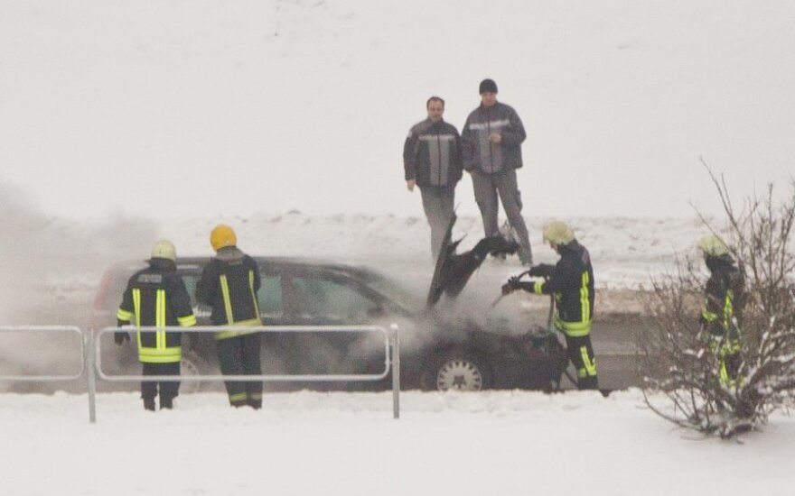 Prie Edukologijos universiteto ugnis suniokojo neužvestą „Volvo“, jo savininkas apie kilusį gaisrą nė nežinojo