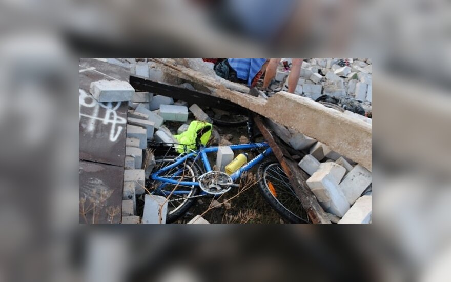 Sugriuvus pastatui sužaloti čekų dviratininkai, kedainietis.lt nuotr.