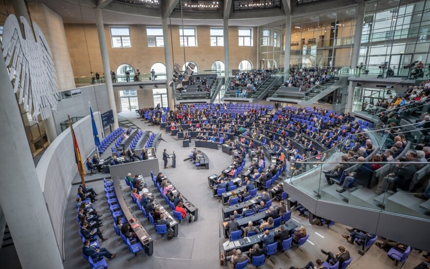 Vokietijos žemieji parlamento rūmai balsavo už savo narių skaičiaus sumažinimą