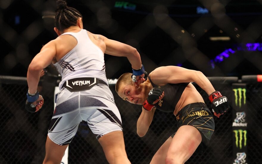 Nieko varžovei padaryti negalėjusi Namajunas prarado UFC čempionės diržą