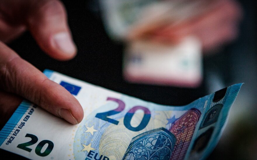 ‘Taxpayers’ money wasted’ as Lithuania’s public sector wage bill climbs to €1bn