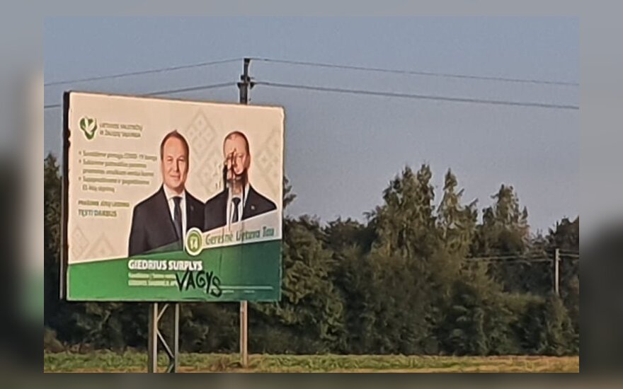 Šakių rajone sugadintas LVŽS plakatas su Surplio ir Skvernelio portretais
