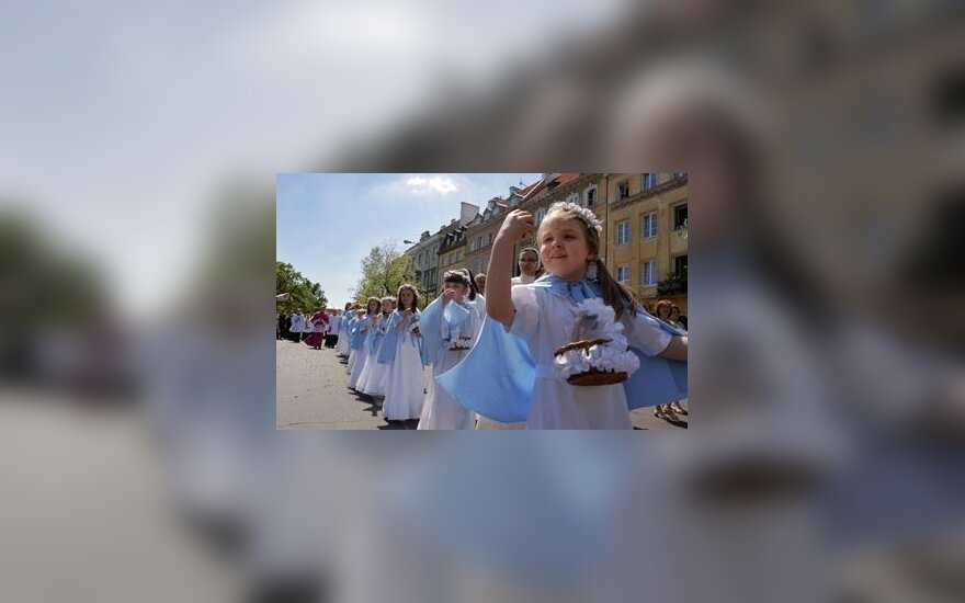 Varšuvoje lenkų mergaitės eina pasipuošusios į Pirmosios Komunijos šventę. 