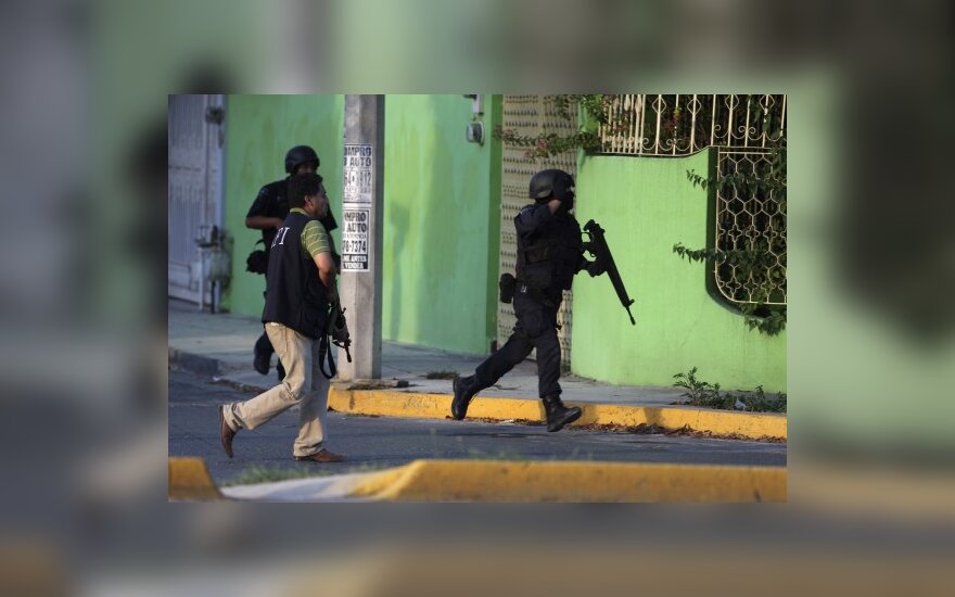 Meksikoje siautėjančios ginkluotos gaujos nužudė 30 žmonių, tarp jų miesto merą
