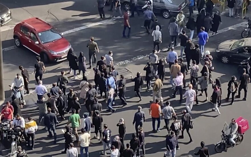 ES „pasibaisėjusi“ naujomis protestuotojų egzekucijomis Irane