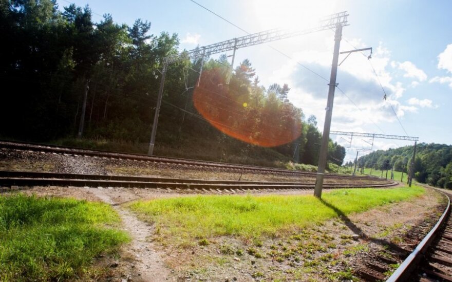 Rusijoje nuo bėgių nulėkė keleivinis traukinys