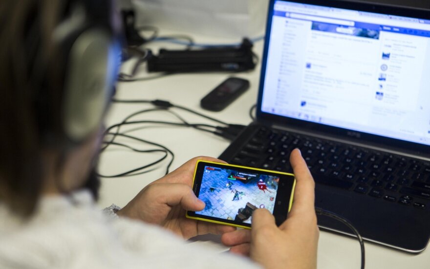 Naujienų skaitymas socialiniuose tinkluose gali tapti grėsme demokratijai: metas išlįsti iš savo burbulo