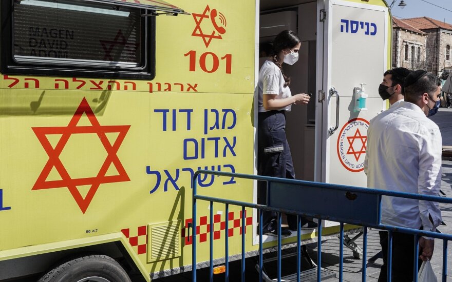 Izraelyje mažėja COVID-19 infekcijų skaičiai