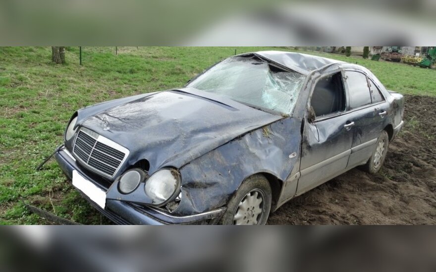 „Mercedes“ nusivartė nuo kelio, keleiviai - girti