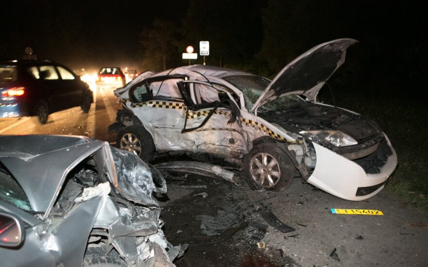 Vilniaus pakraštyje blaivus taksistas sukėlė avariją, „Mercedes“ vairuotojas girtas