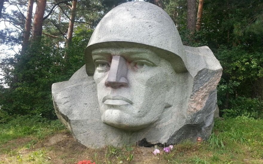 Miroslave sovietiniam kareiviui nušluostė nosį, policija ieško vandalų