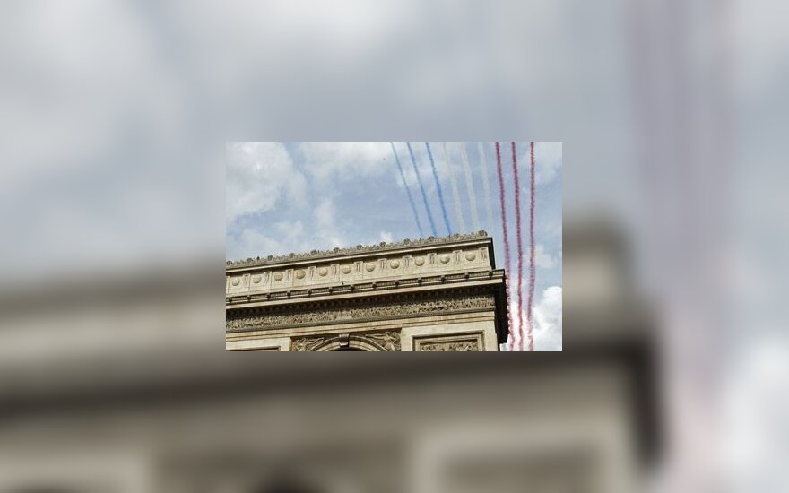 Lėktuvų “nupiešta” Prancūzijos vėliava virš Triumfo arkos